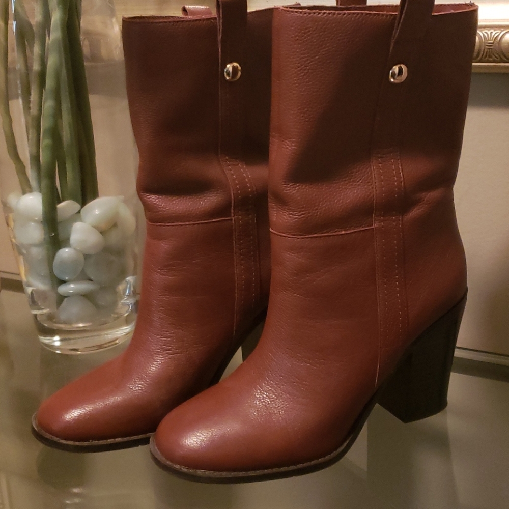 Nine West 👢 with gold accents..